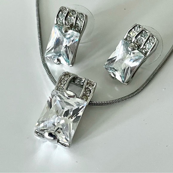 Jewelry - ARTISTRY Limited Edition Austrian Crystal Necklace & Earrings Set | Mid-2000s